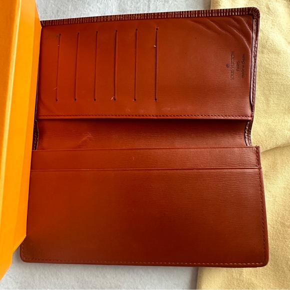 Louis Vuitton Epi Wallet Unisex - Picture 9 of 15